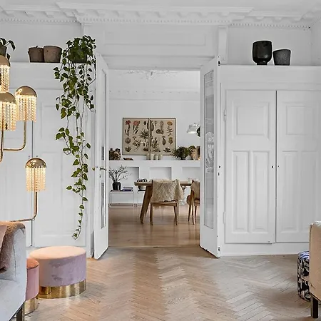 Large Pool Close To Forest Villa *