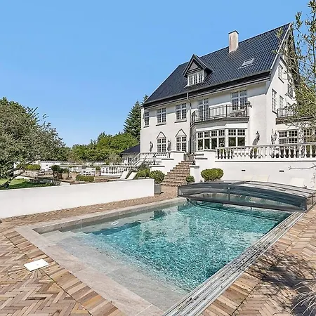 فيلة Large Pool Close To Forest *