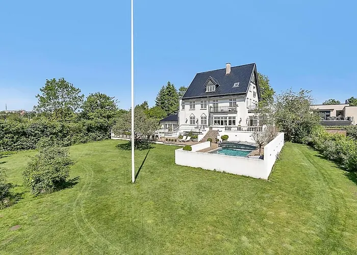 Large Pool Close To Forest * Risskov