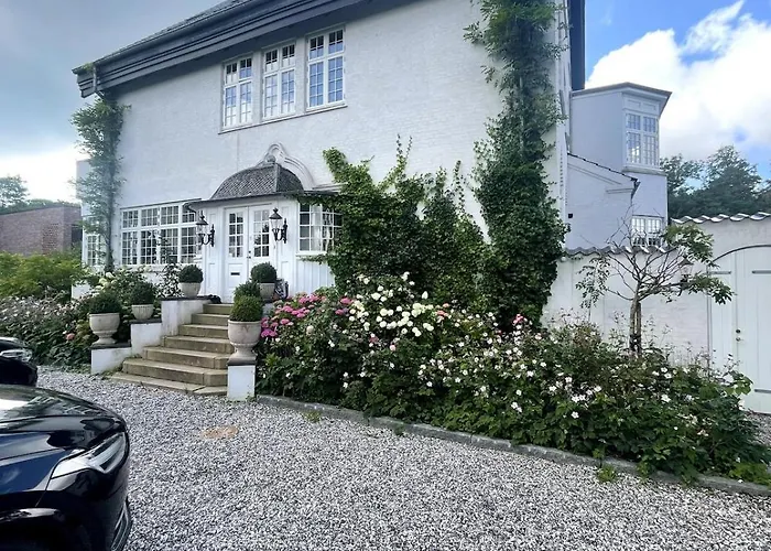 Large Pool Close To Forest *